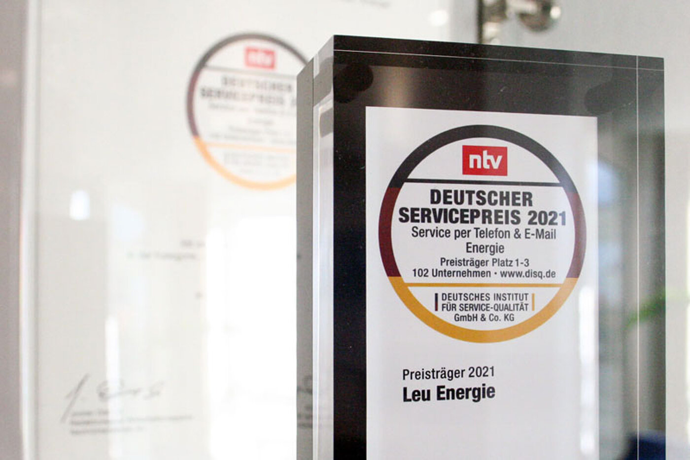 Foto von Pokal und Urkunde des Deutschen Servicepreises 2021 für Leu Energie